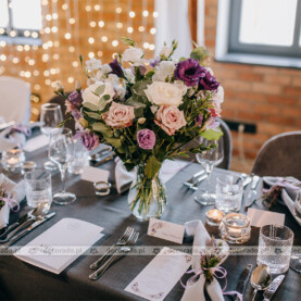 Odcienie fioletu na tle szarości – stylowa dekoracja stołu w Restauracji Loft 46 Kórnik