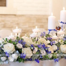 Niebieskie kwiaty w dekoracji sali – Hotel Kosmowski