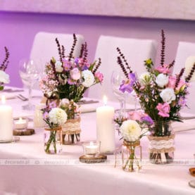 Dekoracja stołu prezydialnego – „polne” kwiaty i dodatki vintage