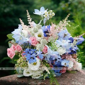 Róż i biel z dodatkiem niebieskich akcentów