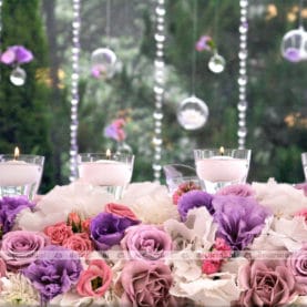 Fiolet, róż, biel – czyste kwiaty w dekoracji ślubnej