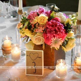Naturalne kolory, naturalne kwiaty, nateralne drewno – romantyczna dekoracja stołu