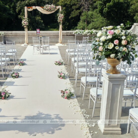 Kwiaty na tle bieli – klasyczna elegancja – ślub plenerowy na tarasie Pałacu Wąsowo