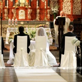 Dekoracja ślubna w bieli – kościół św. Antoniego