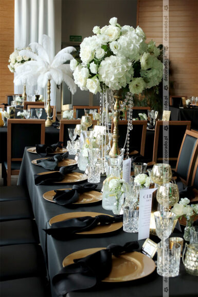 Kwiaty, strusie pióra, perły i kryształy – przepych dekoracji w stylu „Great Gatsby” – Restauracja Oaza